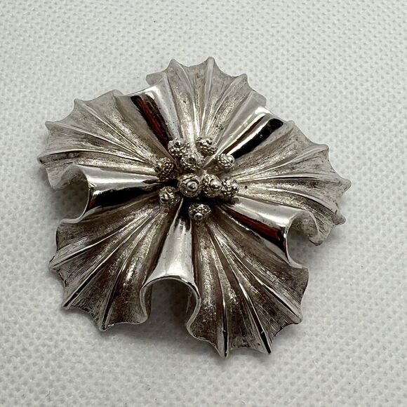 CORO Large Flower Silver Brooch Textured Late 60s Early 60s Vintage - Picture 1 of 5
